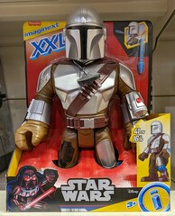 Obraz premium Figura de acción de The Mandalorian de Star Wars en juguetería Toy Planet en Madrid, España, 17 de enero de 2026