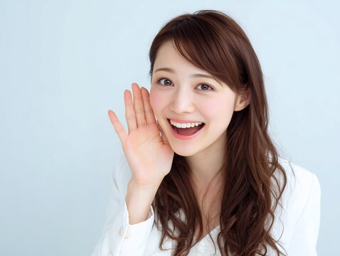 手を添えて明るく呼びかける笑顔が印象的な若い女性のコミュニケーションシーン