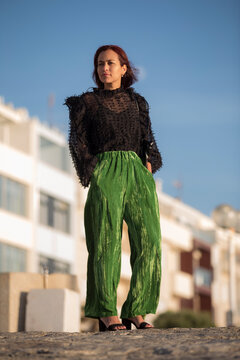 Mulher madura descontra&iacute;da e elegante vestida com roupas de primavera.
