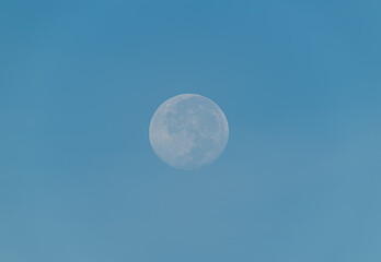 Obraz premium Early autumn dawn at Dadao Mountain, Taiwan. The moon descends in a clear blue sky, a serene pre-sunrise moment.