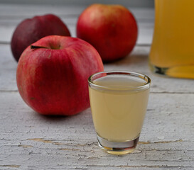 Ocet jabłkowy domowej roboty © Hanna