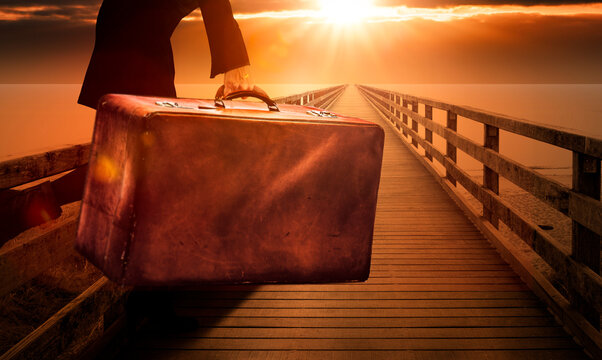 Schwerer antiker koffer geragen von jemand auf einer strasse