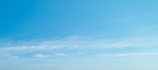 Naklejka premium Blue Sky with Thin Cirrus Clouds on Left Side