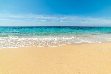 Naklejka premium Golden Sand Beach with Turquoise Water under Blue Sky with Cirrus Clouds
