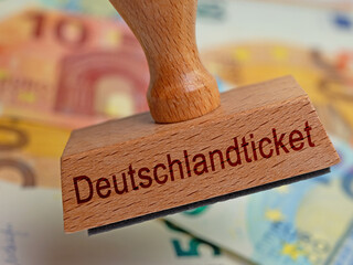 Holzstempel mit der Aufschrift "Deutschlandticket"
