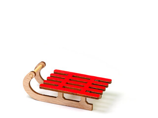 Rodelschlitten aus Holz vor wei&szlig;em Hintergrund