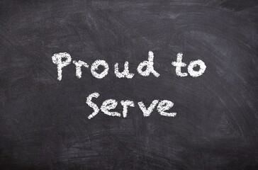 Obraz premium Hand drawn chalk sketch on blackboard with the text Proud to Serve for Veterans Day symbolizing pride dedication and gratitude toward veterans