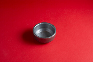 dip de salsas de metal en fondo rojo