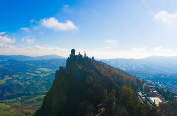 Piękny zamek na szczycie góry w San Marino 2025 © Krzysiek Cegiełka