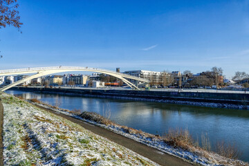 Binnenhafen in K&ouml;ln M&uuml;lheim mit Br&uuml;cke im Winter