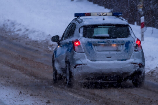 Polska Ostrowiec Świętokrzyski 11 stycznia 2026 16:00.  Policja Opel Mokka radiow&oacute;z na drodze w śnieżycy. Patrol policji przedziera się przez zaśnieżoną drogę na przedmieściach