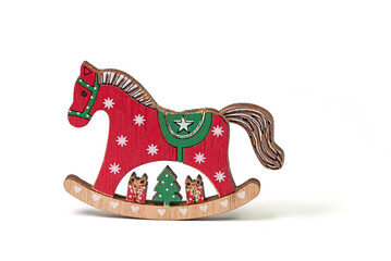 Spielzeugschaukelpferd vor wei&szlig;em Hintergrund