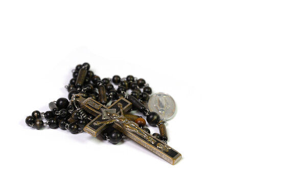 Rosenkranz vor wei&szlig;em Hintergrund