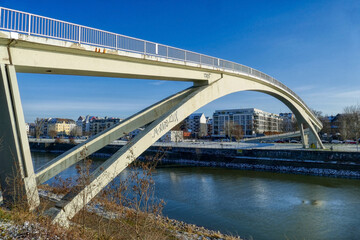 Obraz premium Brücke über den Binnenhafen in Köln Mülheim im Winter
