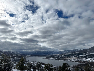 paisaje invernal de nieve con lago en Lozoya, sierra de Madrid, Espa&ntilde;a
