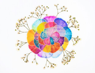 Żywe kolory, kwiatowa mandala z gipsówką, artystyczne zdjęcie © mycatherina