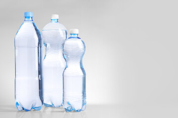 Naklejka premium Water bottles of different sizes isolated on white