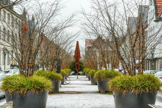 Weihnachtliche Stra&szlig;e in der Altstadt von Kaiserswerth im Winter