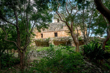 Estructura en la Zona Arqueol&oacute;gica Sayil, Yucat&aacute;n, M&eacute;xico