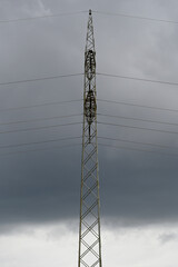 Obraz premium Hochspannungsmast vor Wolke, vertikal No. 1