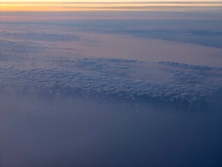 Obraz premium Solitary pilot experiences peaceful twilight hours soaring over distant cloud formations and pale horizon