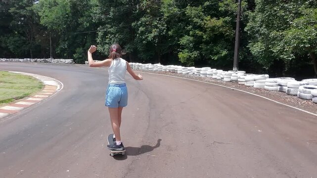 Garota andando de skate ao ar livre 