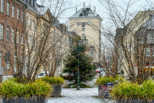 Weihnachtliche Stra&szlig;e und Weihnachtsbaum in der Altstadt von Kaiserswerth im Winter