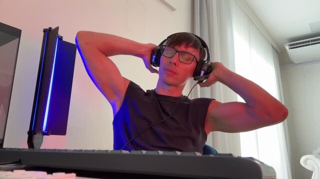 homem dj com fone de cabe&ccedil;a em computador 