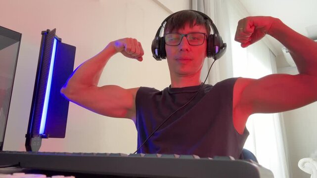 homem dj com fone de cabe&ccedil;a em computador 