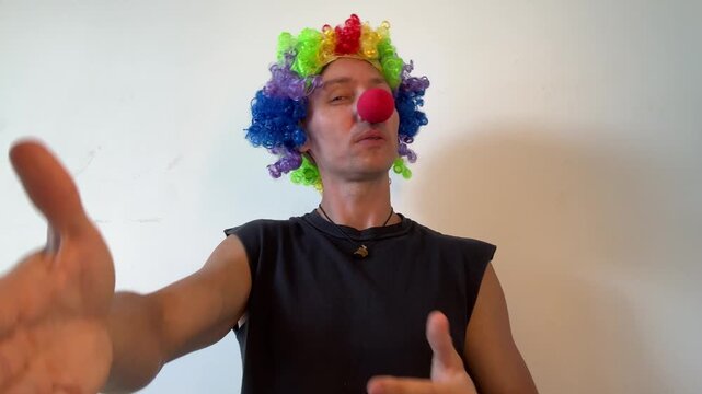 homem usando nariz e peruca de palha&ccedil;o de circo 