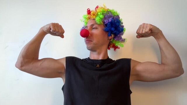 homem usando nariz e peruca de palha&ccedil;o de circo 