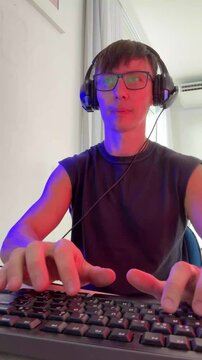 homem dj com fone de cabe&ccedil;a em computador 