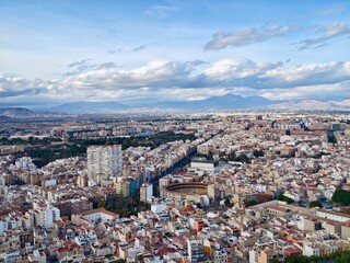 Obraz premium Prominent aerial domed structure situated in large city environment with historic and cultural ambiance