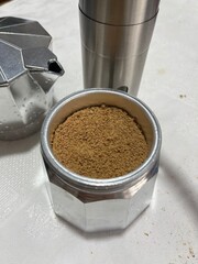 Ground Coffee in Open Moka Pot Filter - Caf&eacute; mo&iacute;do no filtro aberto da cafeteira italiana