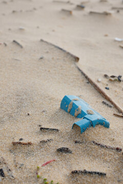 Inhalateur abandonn&eacute; sur une plage (Le Porge 33) 