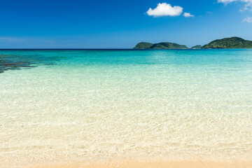 Fototapeta premium Crystal clear lagoon with mountains and blue sky. Iriomote Island, Okinawa.