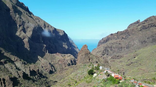 Masca- wieś na Teneryfie, Wyspie Kanaryjskiej należącej do Hiszpani, Europa, lot dronem nad g&oacute;rami 