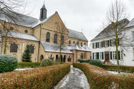 Historischer Kirche und Platz in der Altstadt von Kaiserswerth im Winter