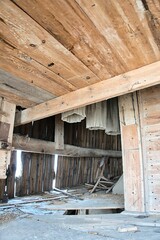 Ruiny wiatraka koźlaka w polu © rychu.pl