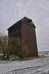 Ruiny wiatraka koźlaka w polu © rychu.pl