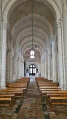 Obraz premium La belle nef romane de l'Église Saint-Pierre de Châteauneuf-sur-Charente