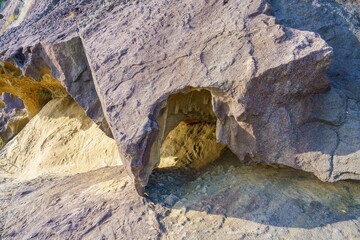 自然の造形美：神秘的な岩の空洞と堆積岩のレイヤー