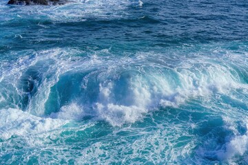 激しく打ち寄せる青い波と白いしぶきのダイナミックな風景