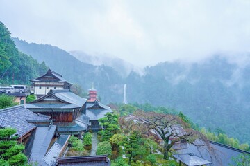 雨の那智の滝と青岸渡寺の三重塔 霧に包まれた世界遺産 熊野古道の風景