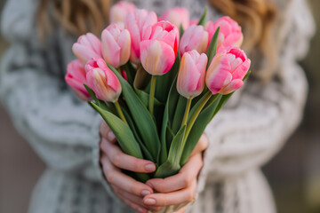 Kartka z życzeniami na międzynarodowy dzień kobiet. Kobieta i tulipany.