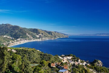 Obraz premium The coastline of the Ionian Sea as seen from the Belvedere viewpoint in Taormina.