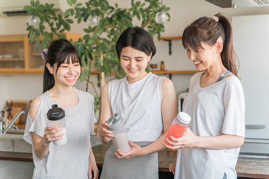 Drinking protein after exercise Drinking protein and EAA during exercise A female training partner A female training partner