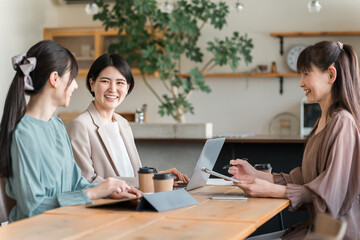 Obraz premium Asian women and businesswomen (sales and planning) holding meetings and discussions while looking at documents and materials