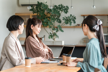 Obraz premium A businesswoman who is stuck in a difficult meeting (planning meeting, meeting)