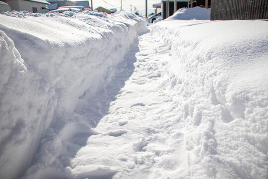 雪の壁に囲まれた細い通路